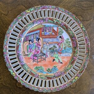 10" Antique Chinese Reticulated Plate - Famille Rose Court Scene